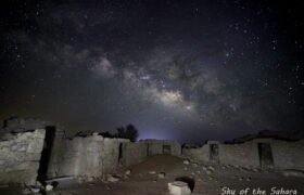 Fort romain de Ksar Ghilane sous la Voie lactée en Tunisie