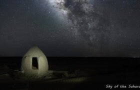 Gasr Tesrine sous la Voie lactée dans le sud tunisien