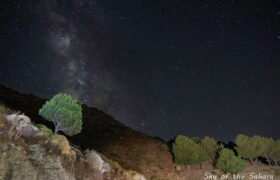 Voie lactée au-dessus des montagnes du Haut Atlas au Maroc