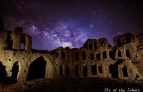 Ksar Tounekt sous la Voie lactée dans le Dahar tunisien