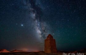 Mosquée de Douiret sous le ciel étoilé du Dahar tunisien