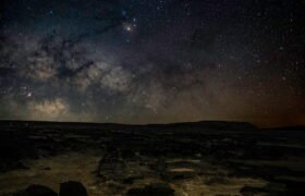 Paysage rocheux du Dahar tunisien sous la Voie lactée