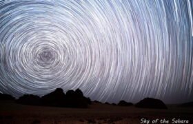 Filé d’étoiles au-dessus des reliefs de la Tadrart en Algérie