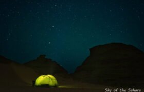 Tente éclairée sous le ciel étoilé de la Tadrart en Algérie